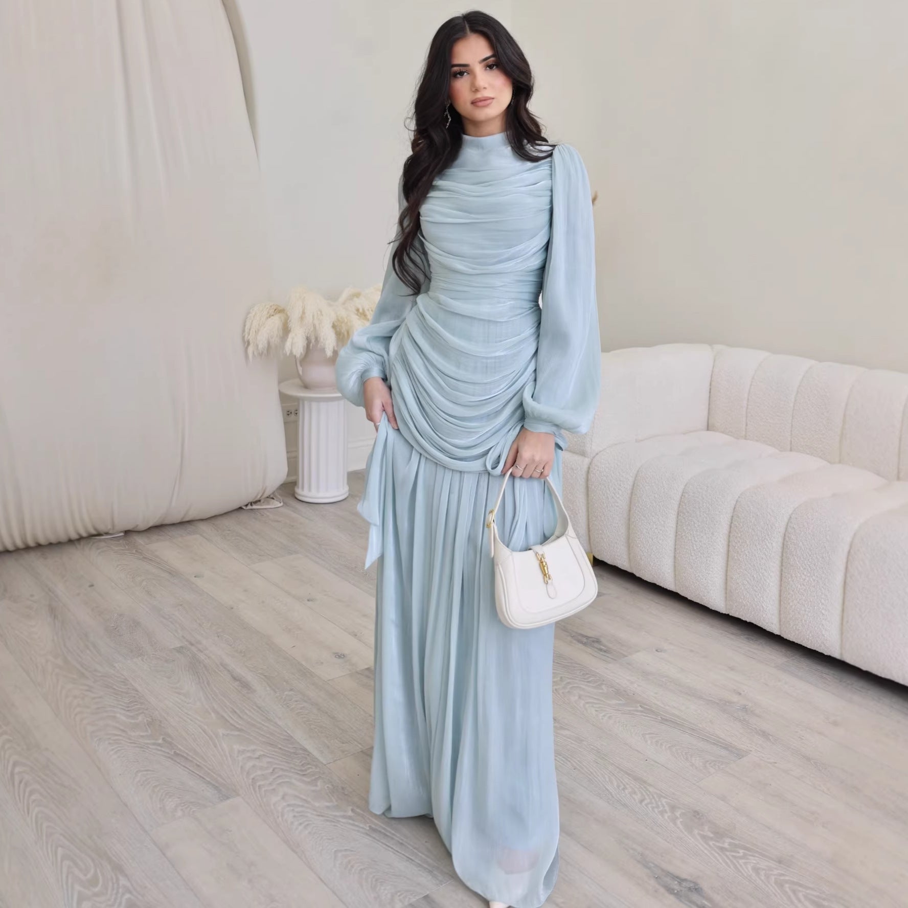 Elegantes, enganliegendes Kleid mit Rundhalsausschnitt und langen Ärmeln