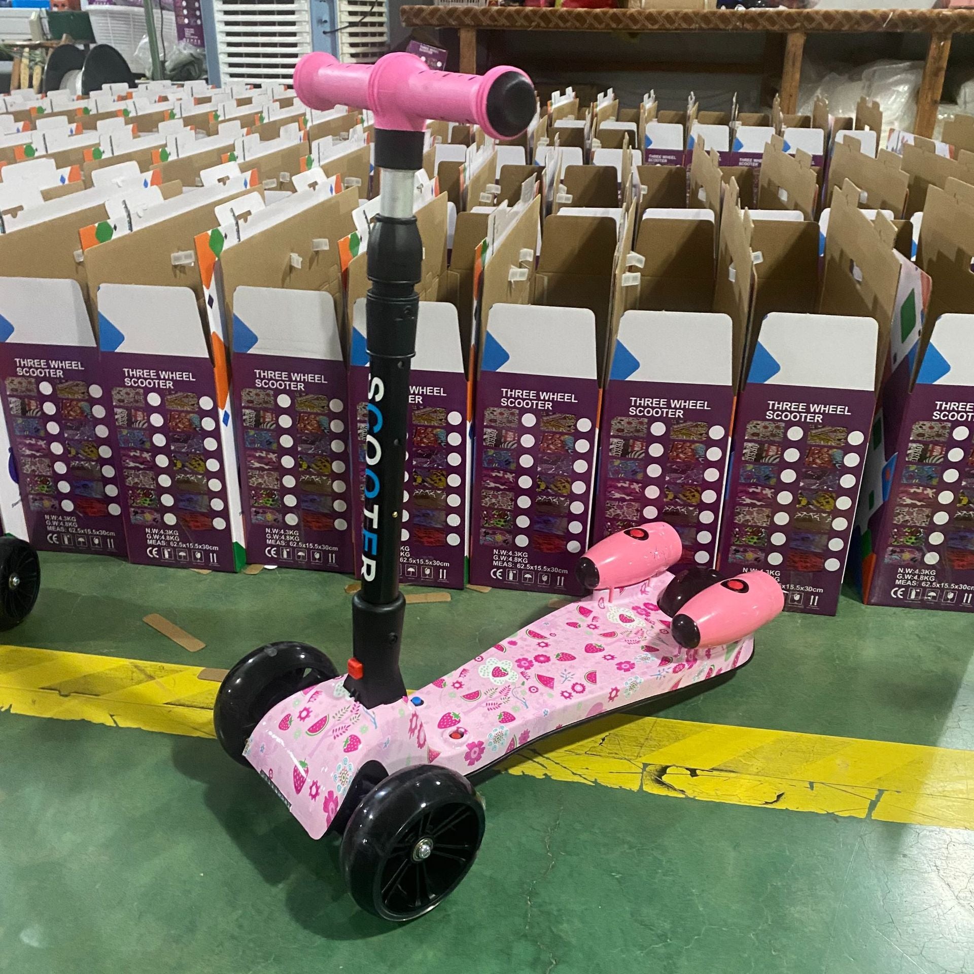 Kids Spray Smoke Foldable Electric Scooter with LED Lights