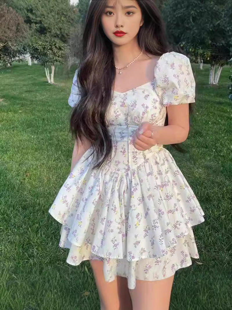 Geblümtes Kleid