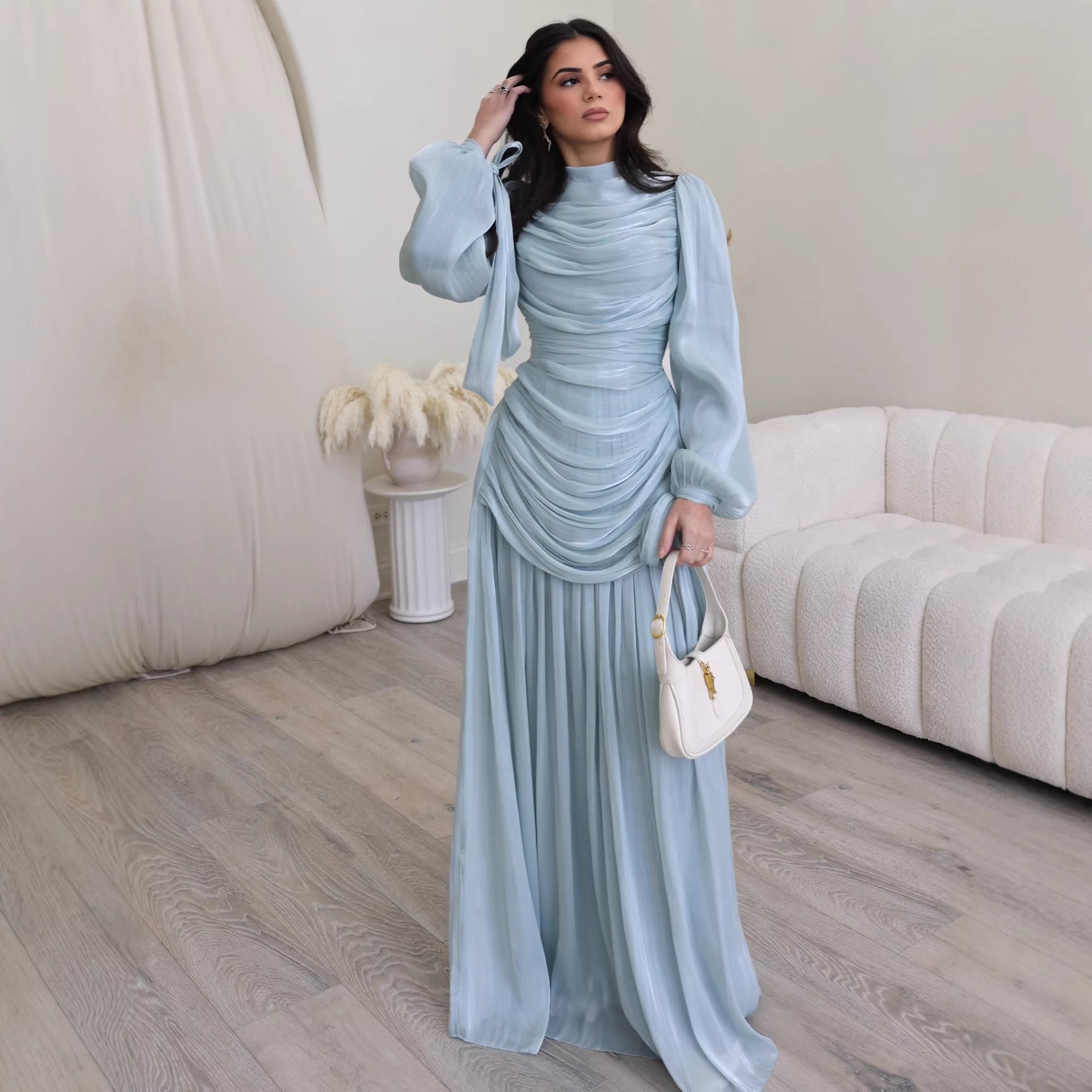 Elegantes, enganliegendes Kleid mit Rundhalsausschnitt und langen Ärmeln