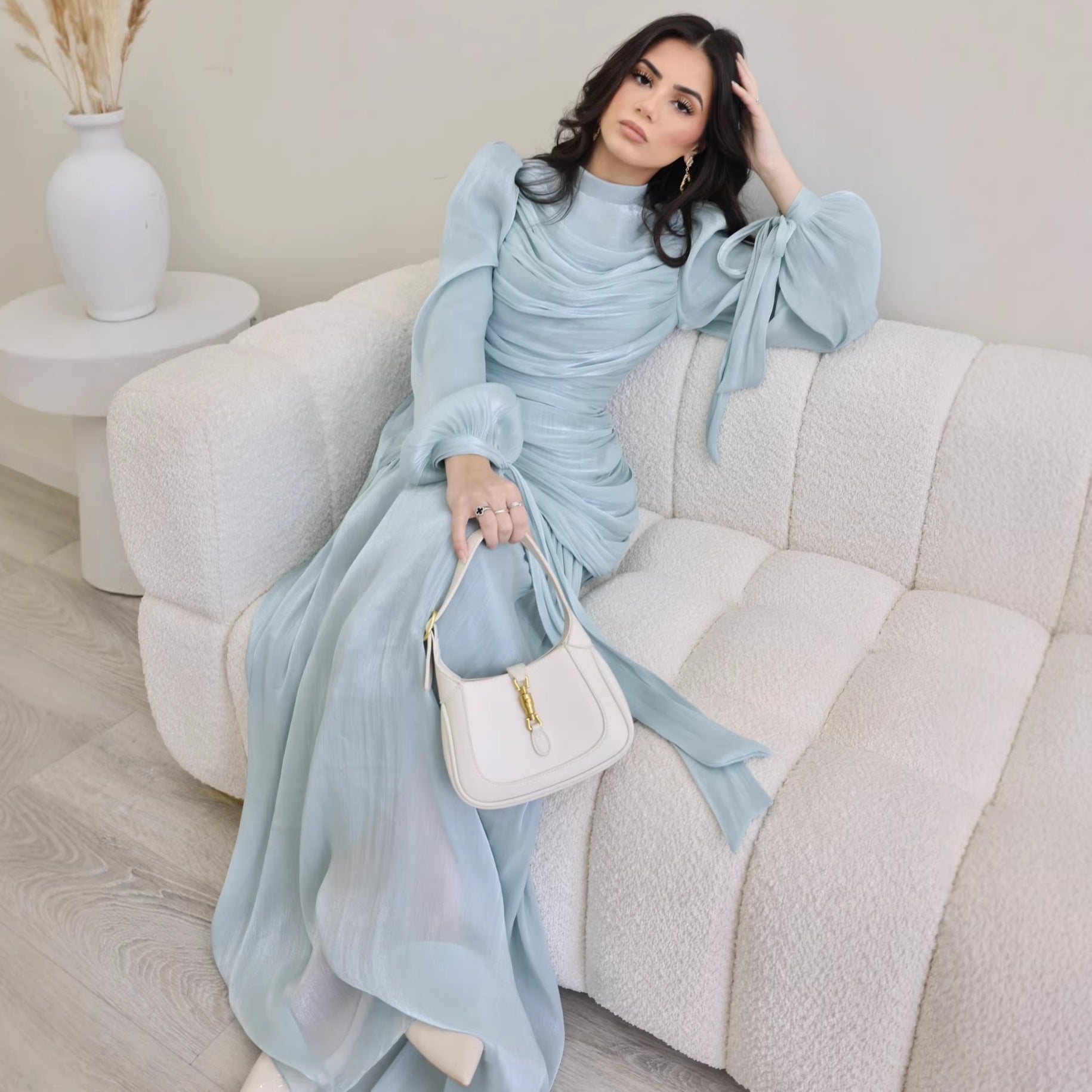 Elegantes, enganliegendes Kleid mit Rundhalsausschnitt und langen Ärmeln