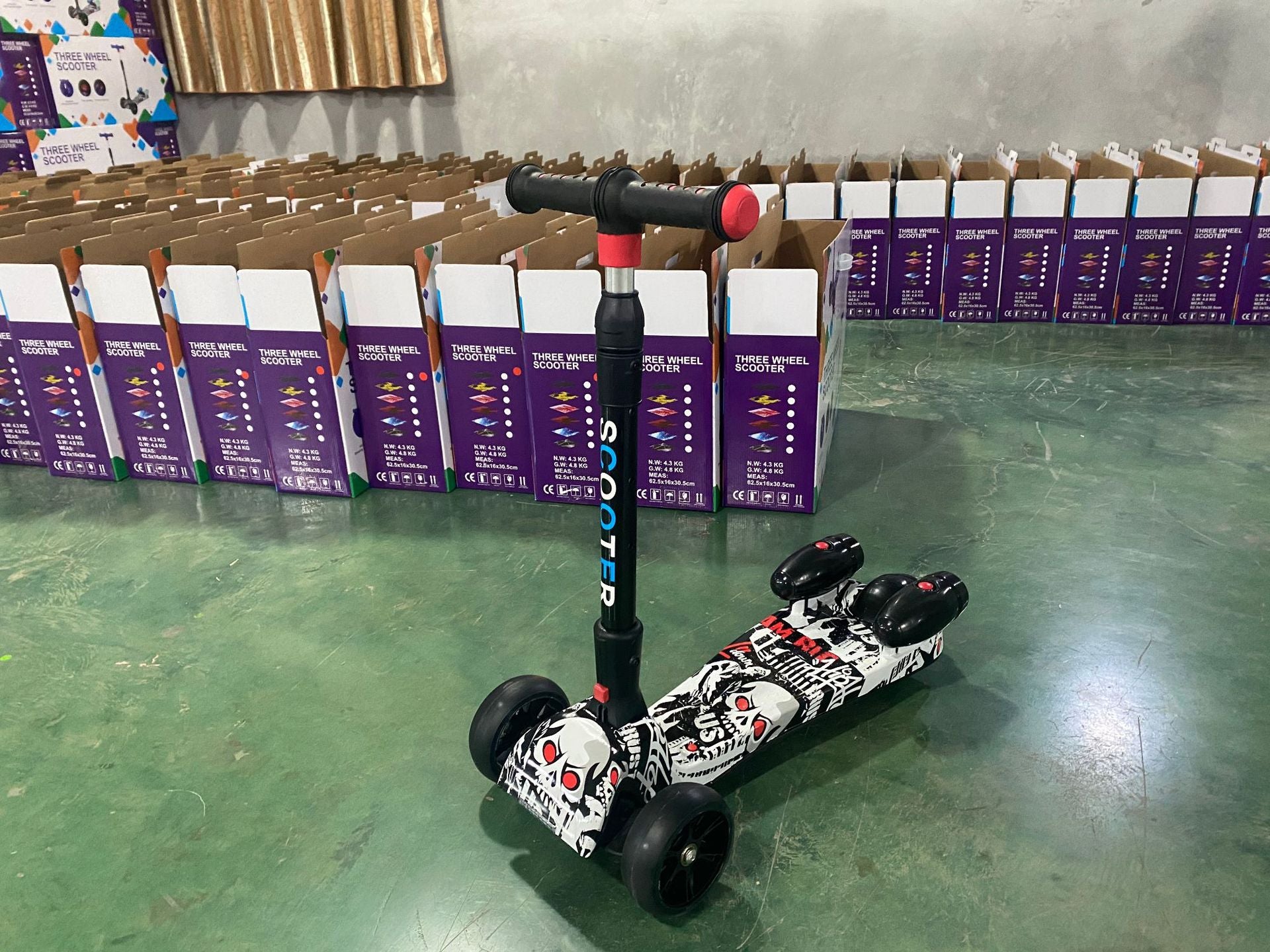 Kids Spray Smoke Foldable Electric Scooter with LED Lights