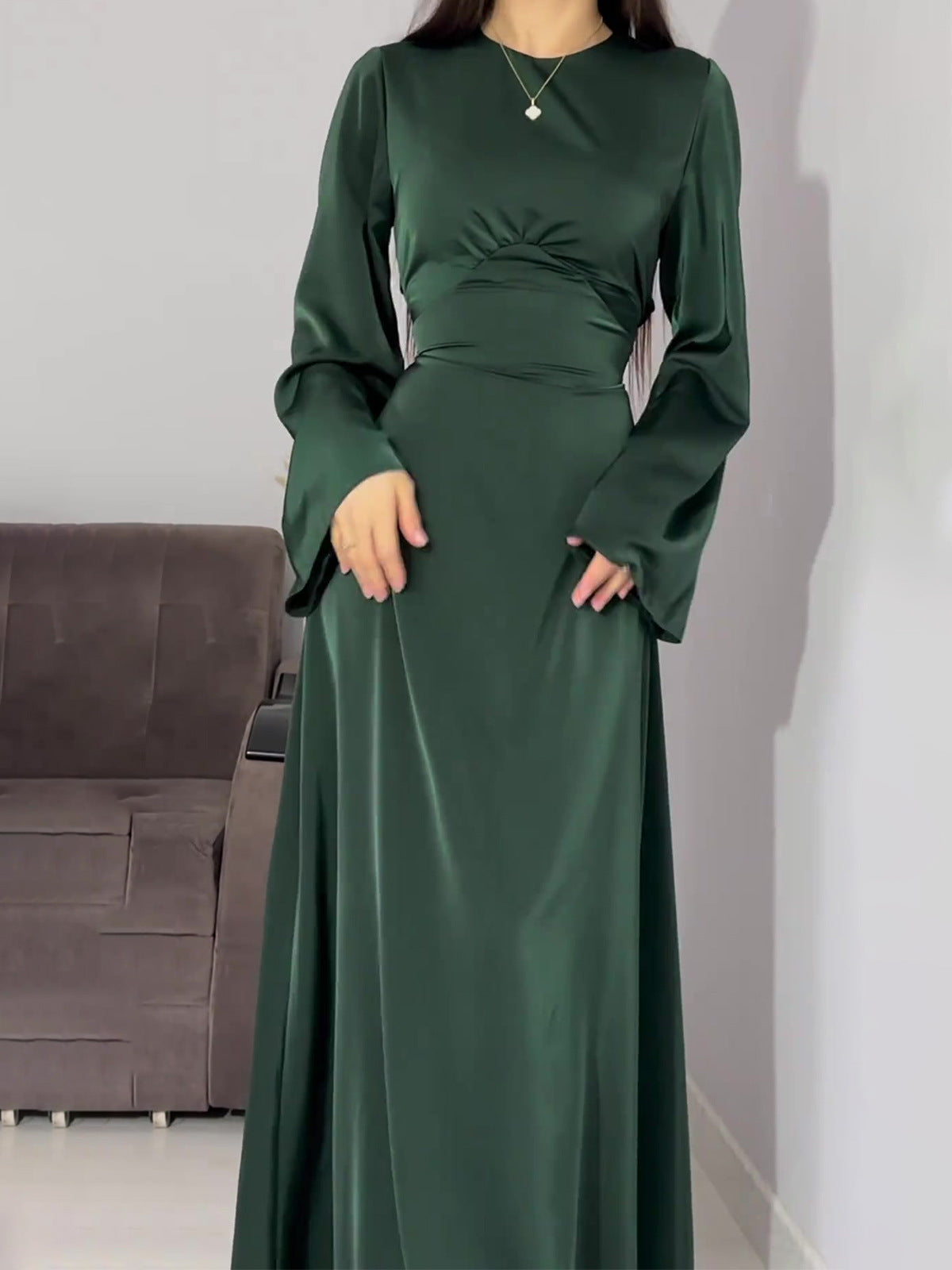 Elegantes Etuikleid mit langen Ärmeln