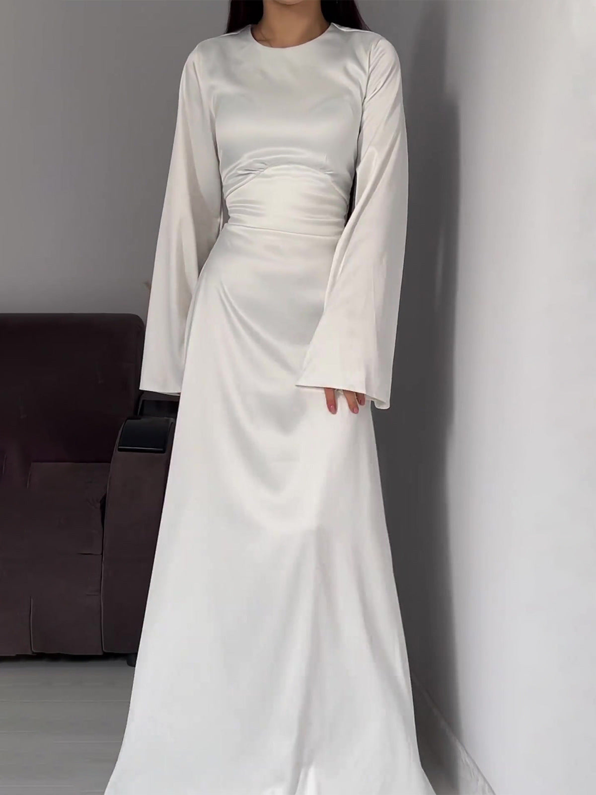 Elegantes Etuikleid mit langen Ärmeln