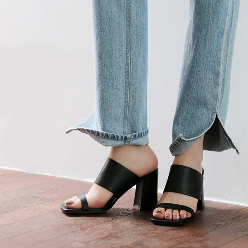 Thick-heeled black slippers for outdoor wear