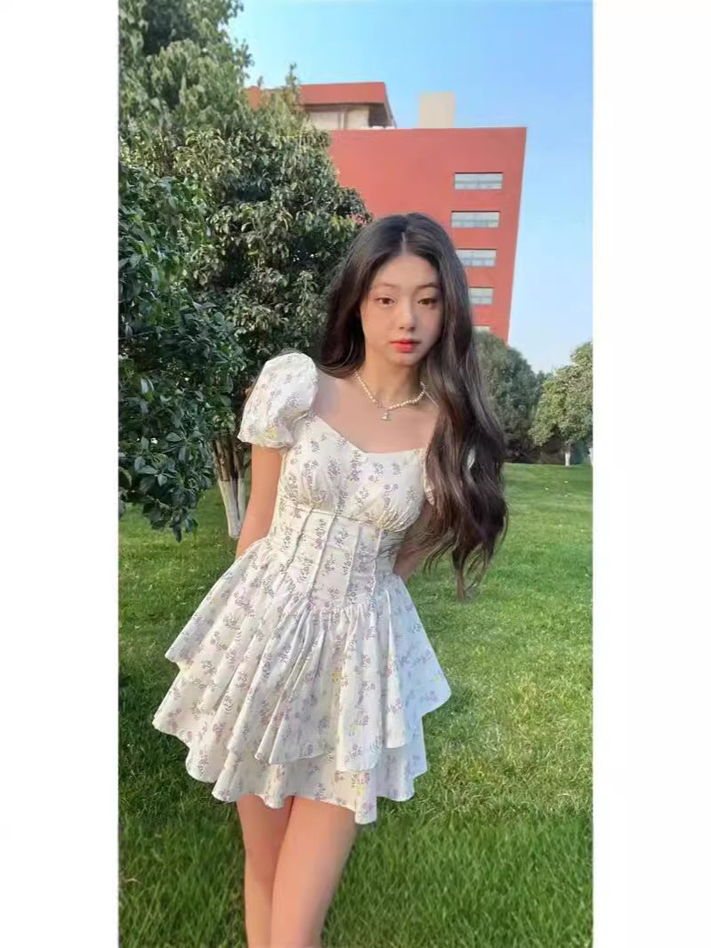 Geblümtes Kleid