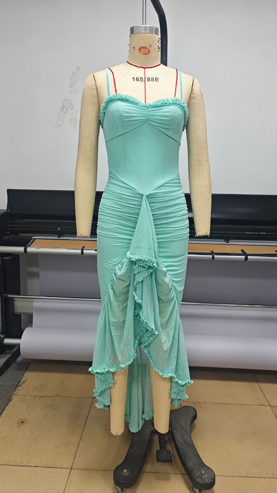 Ärmelloses langes Kleid mit Spaghettiträgern