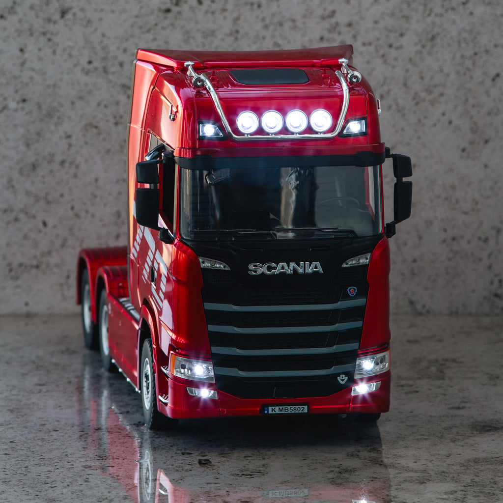 Scania Ferngesteuerter Sattelzug mit Lichtern, Geräuschen und Lenkeinstellung