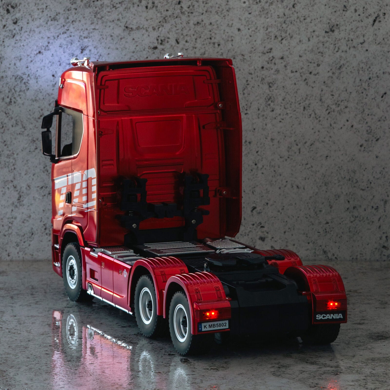 Scania Ferngesteuerter Sattelzug mit Lichtern, Geräuschen und Lenkeinstellung