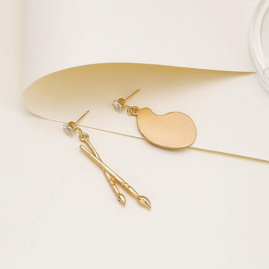Künstlerische asymmetrische Ohrringe, Pinsel- und Zeichenbrett-Design, kreativer Schmuck
