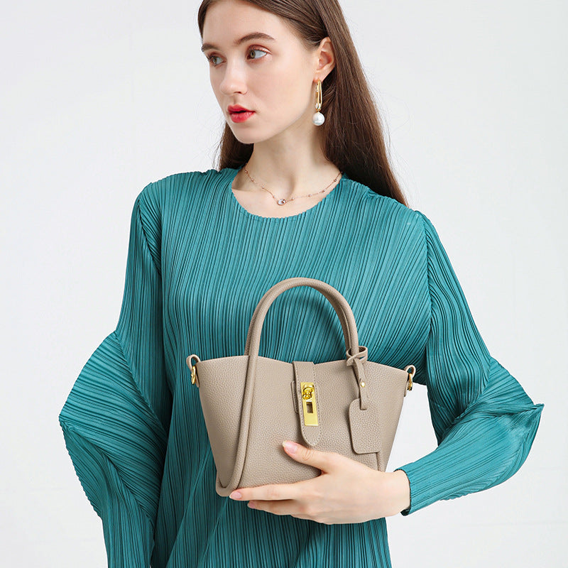 Beige Damenhandtasche aus echtem Leder – stylische Beuteltasche mit Henkel und Crossbody-Riemen