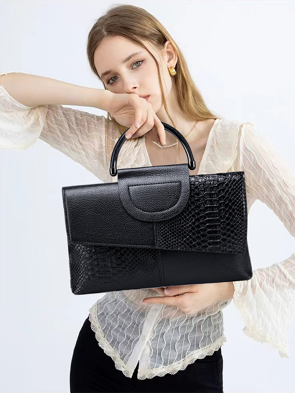 Schwarze, elegante Clutch mit Kroko-Prägung – mit Metallgriff und Schulterriemen