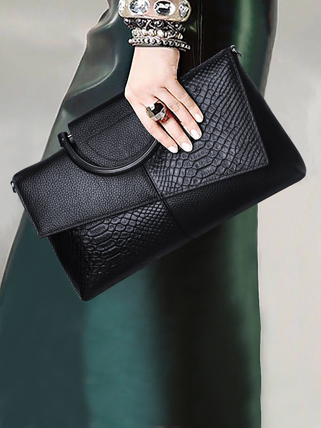 Schwarze, elegante Clutch mit Kroko-Prägung – mit Metallgriff und Schulterriemen