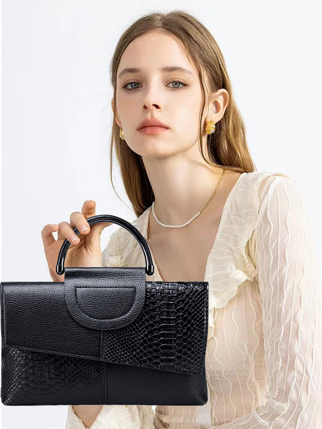 Schwarze, elegante Clutch mit Kroko-Prägung – mit Metallgriff und Schulterriemen