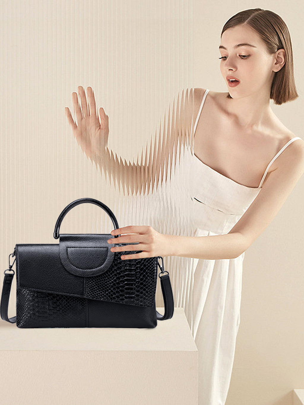 Schwarze, elegante Clutch mit Kroko-Prägung – mit Metallgriff und Schulterriemen