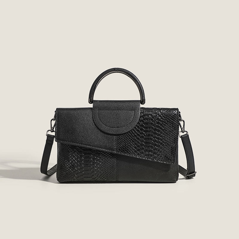 Schwarze, elegante Clutch mit Kroko-Prägung – mit Metallgriff und Schulterriemen