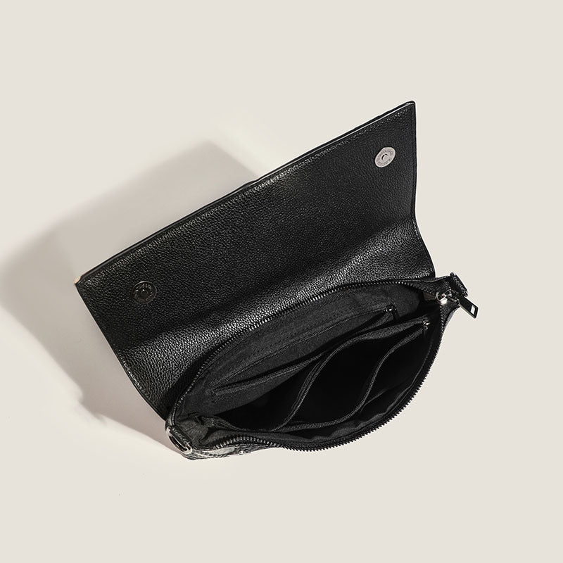Schwarze, elegante Clutch mit Kroko-Prägung – mit Metallgriff und Schulterriemen