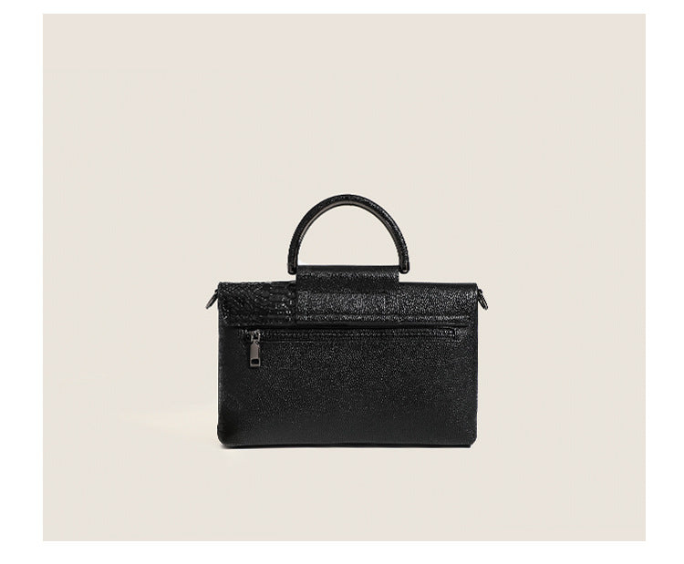 Schwarze, elegante Clutch mit Kroko-Prägung – mit Metallgriff und Schulterriemen