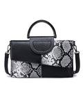 Schwarz-weiße elegante Clutch mit Krokoprägung – mit Metallgriff oben und Schulterriemen