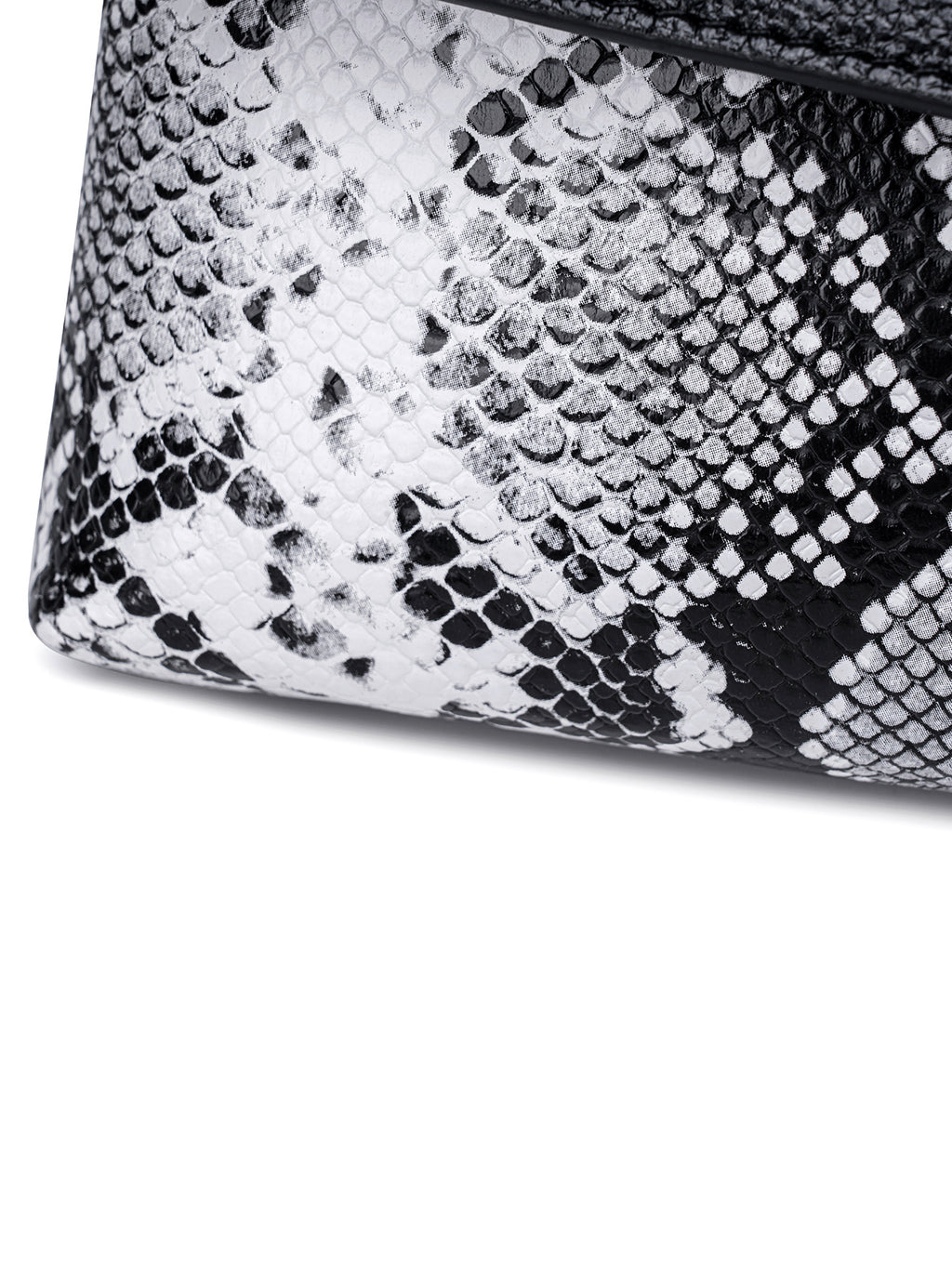 Schwarz-weiße elegante Clutch mit Krokoprägung – mit Metallgriff oben und Schulterriemen