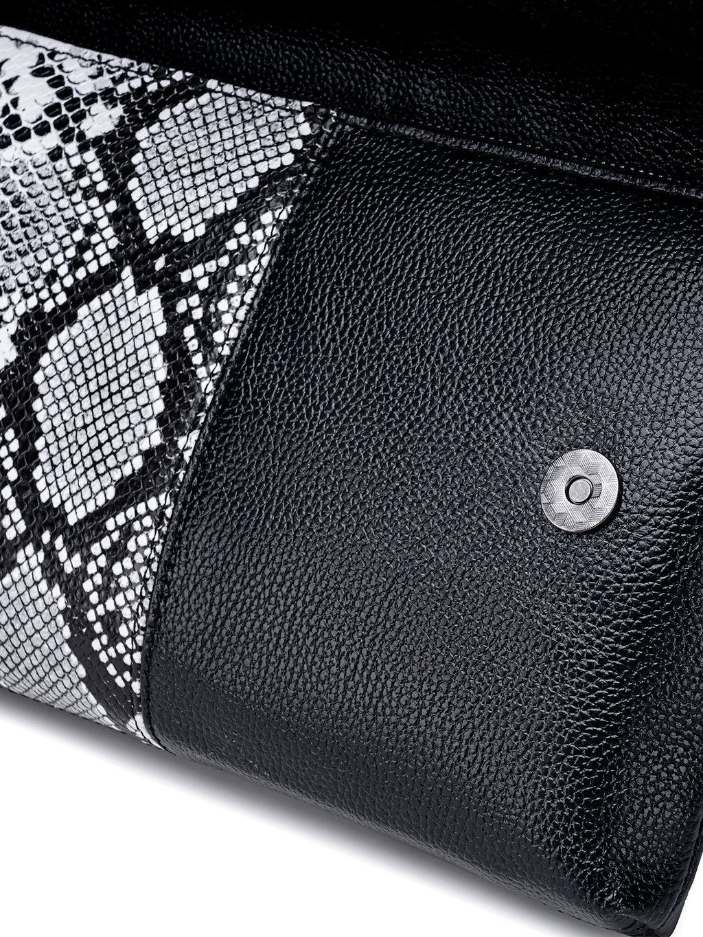 Schwarz-weiße elegante Clutch mit Krokoprägung – mit Metallgriff oben und Schulterriemen