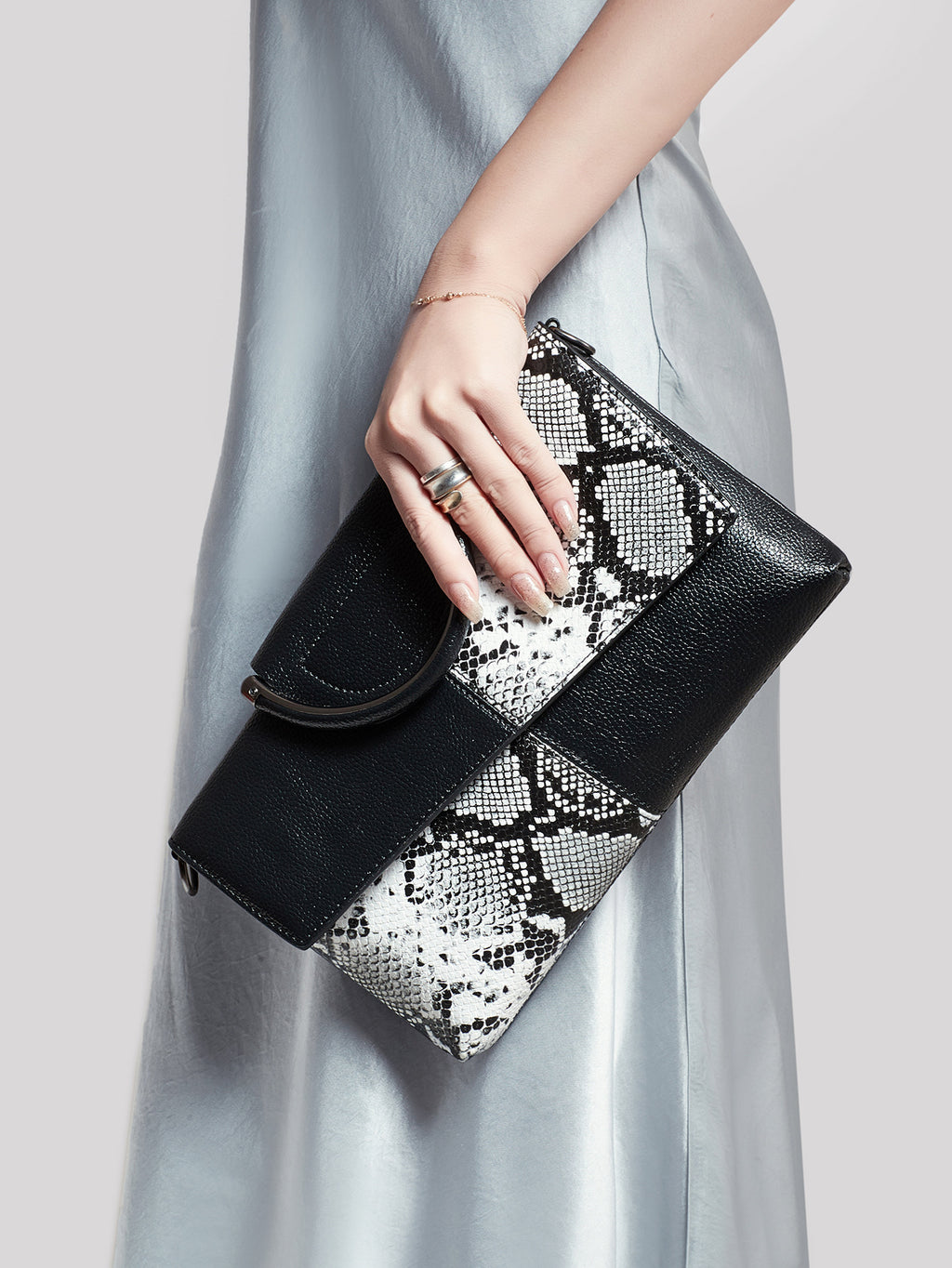 Schwarz-weiße elegante Clutch mit Krokoprägung – mit Metallgriff oben und Schulterriemen