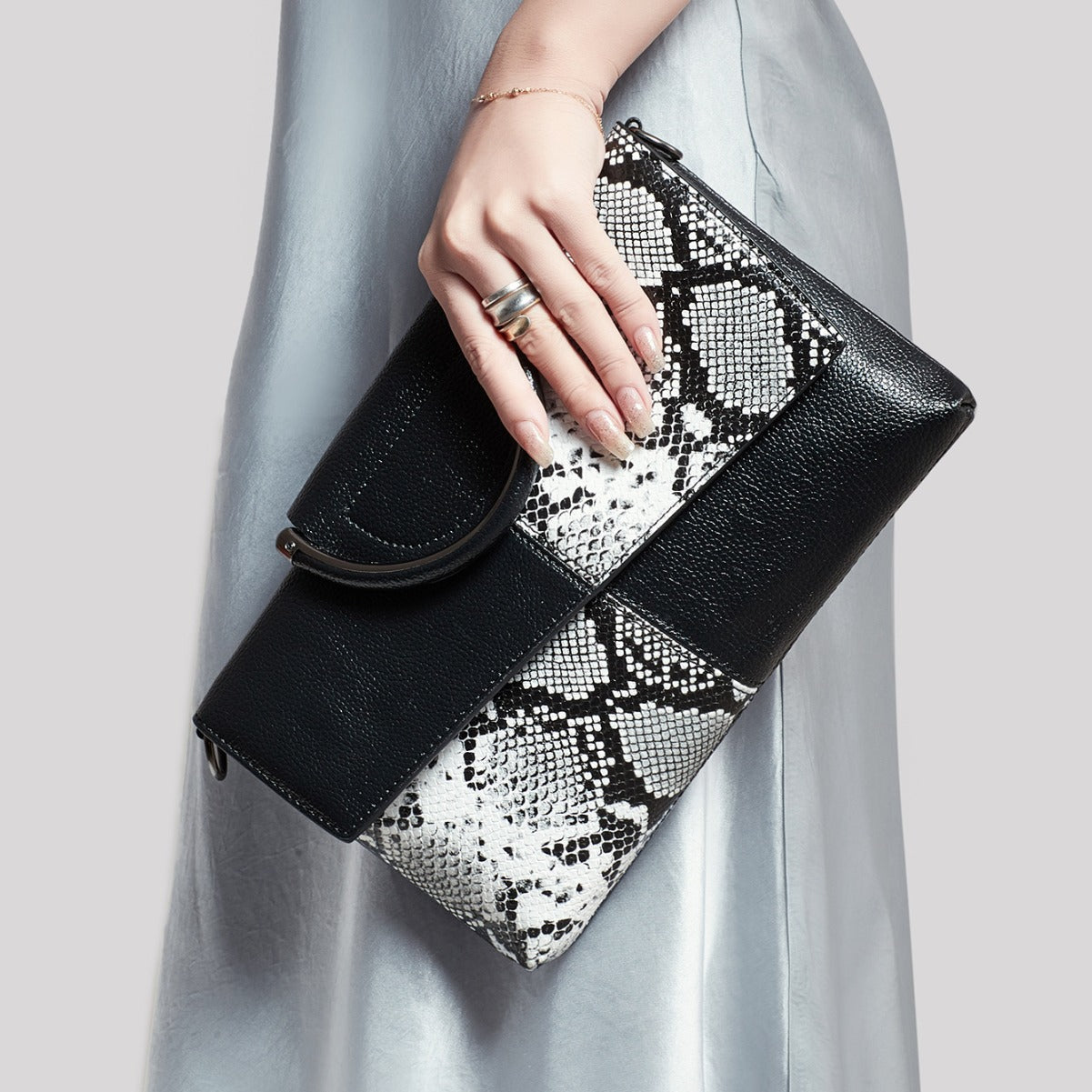 Schwarz-weiße elegante Clutch mit Krokoprägung – mit Metallgriff oben und Schulterriemen