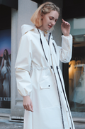Weißer langer wasserdichter Regenmantel für Damen mit Kapuze und Visor – stylische Regenjacke (Größe M)