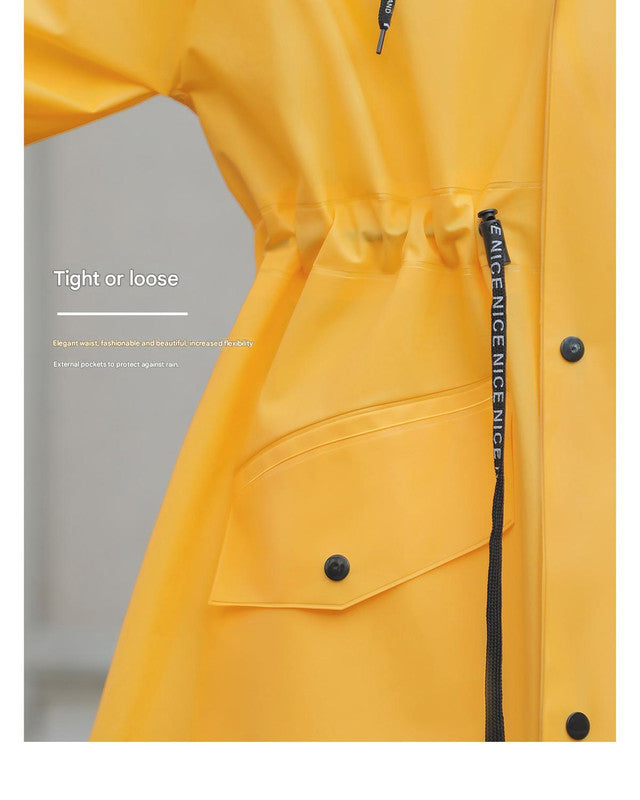 Weißer langer wasserdichter Regenmantel für Damen mit Kapuze und Visor – stylische Regenjacke (Größe M)