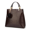 Dunkelbraune Kaffeefarbene Lackleder-Krokoprägung-Muscheltasche (30 x 11 x 26 CM) mit Blumenanhänger