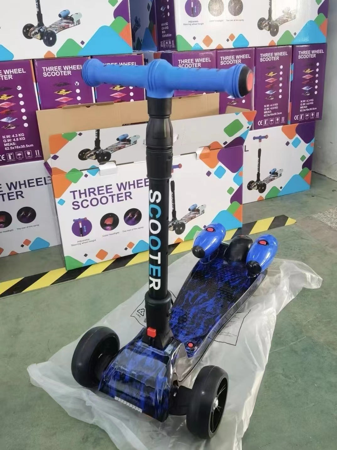 Kids Spray Smoke Foldable Electric Scooter with LED Lights