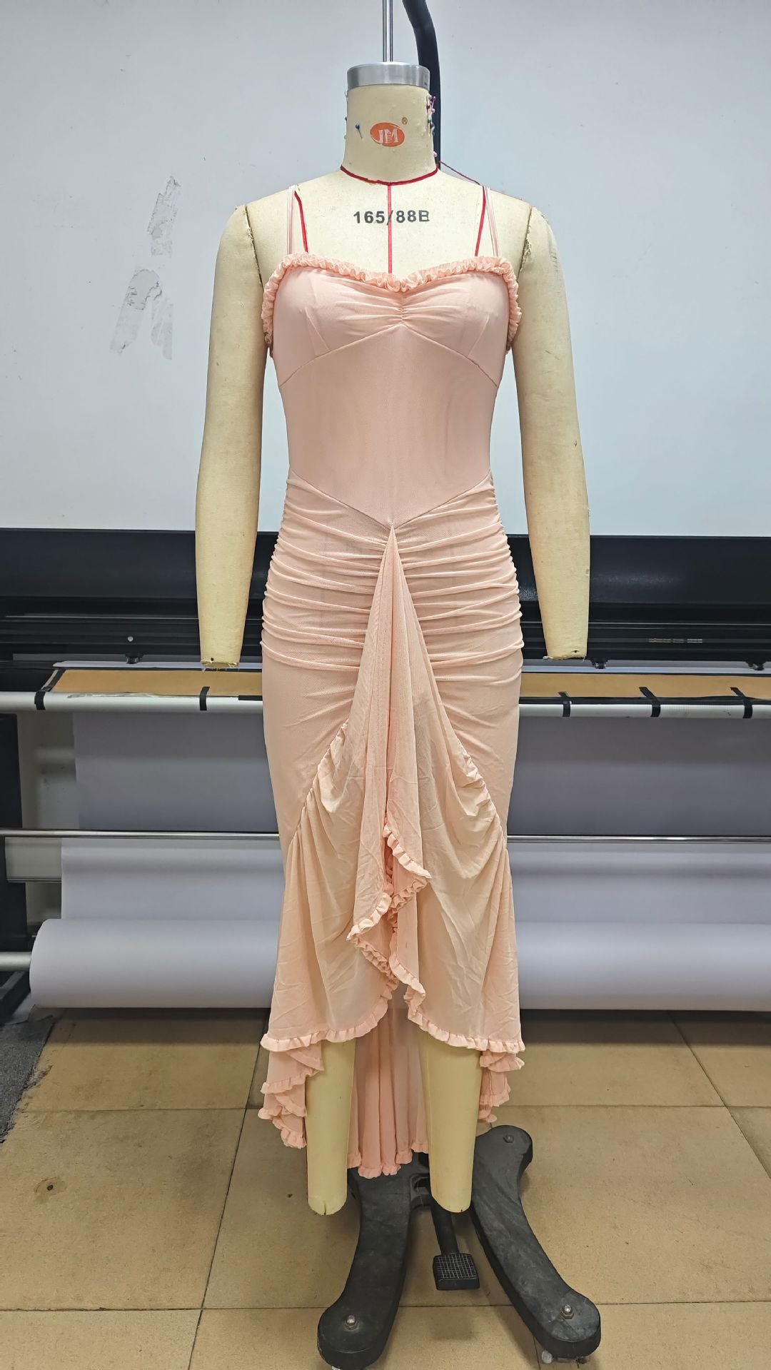 Ärmelloses langes Kleid mit Spaghettiträgern