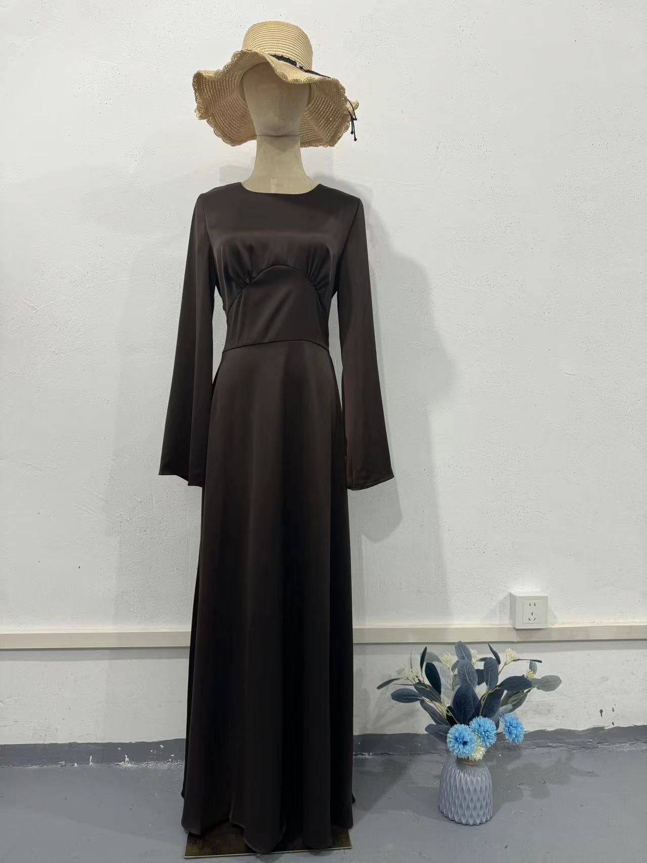 Elegantes Etuikleid mit langen Ärmeln