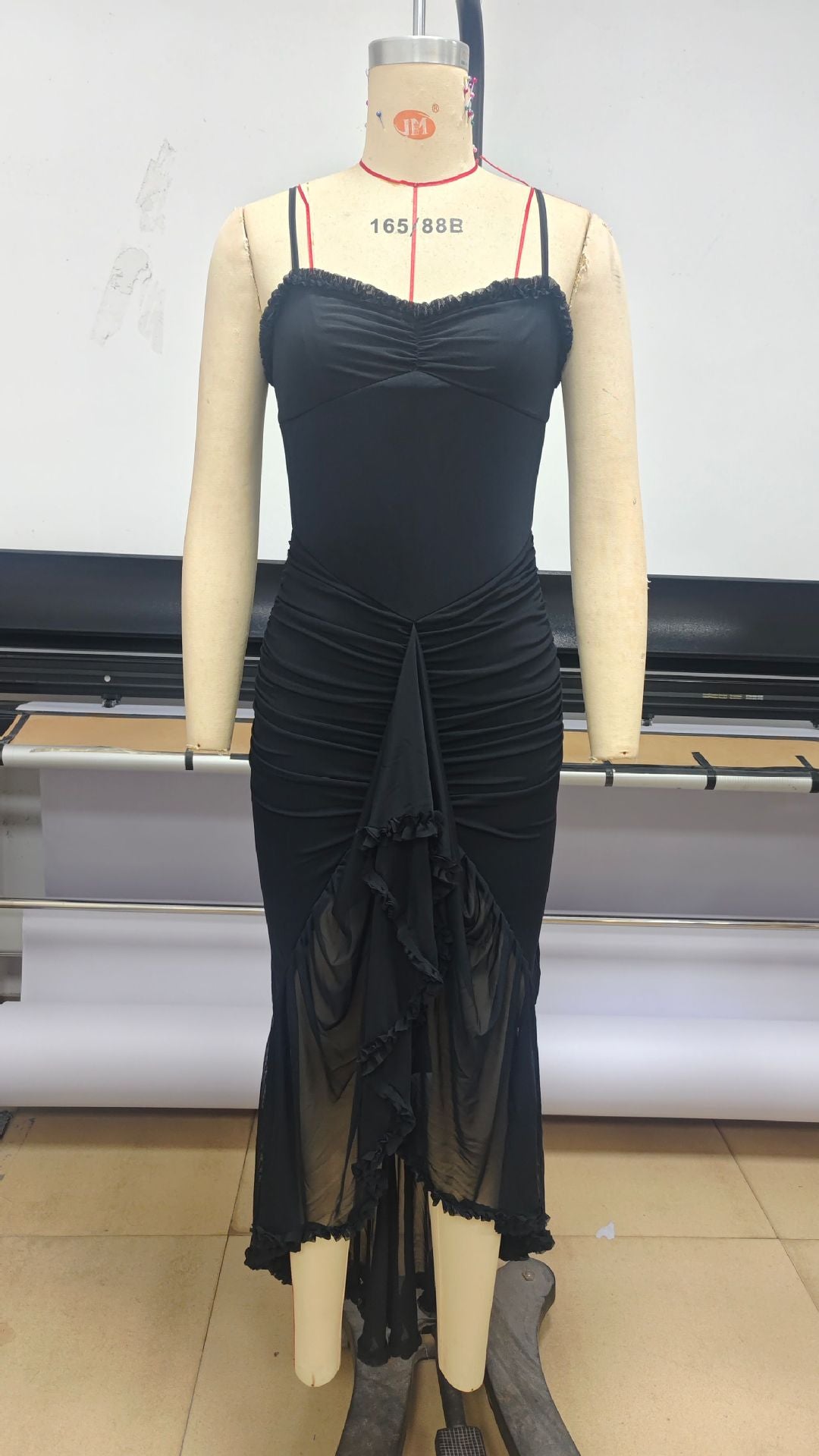 Ärmelloses langes Kleid mit Spaghettiträgern